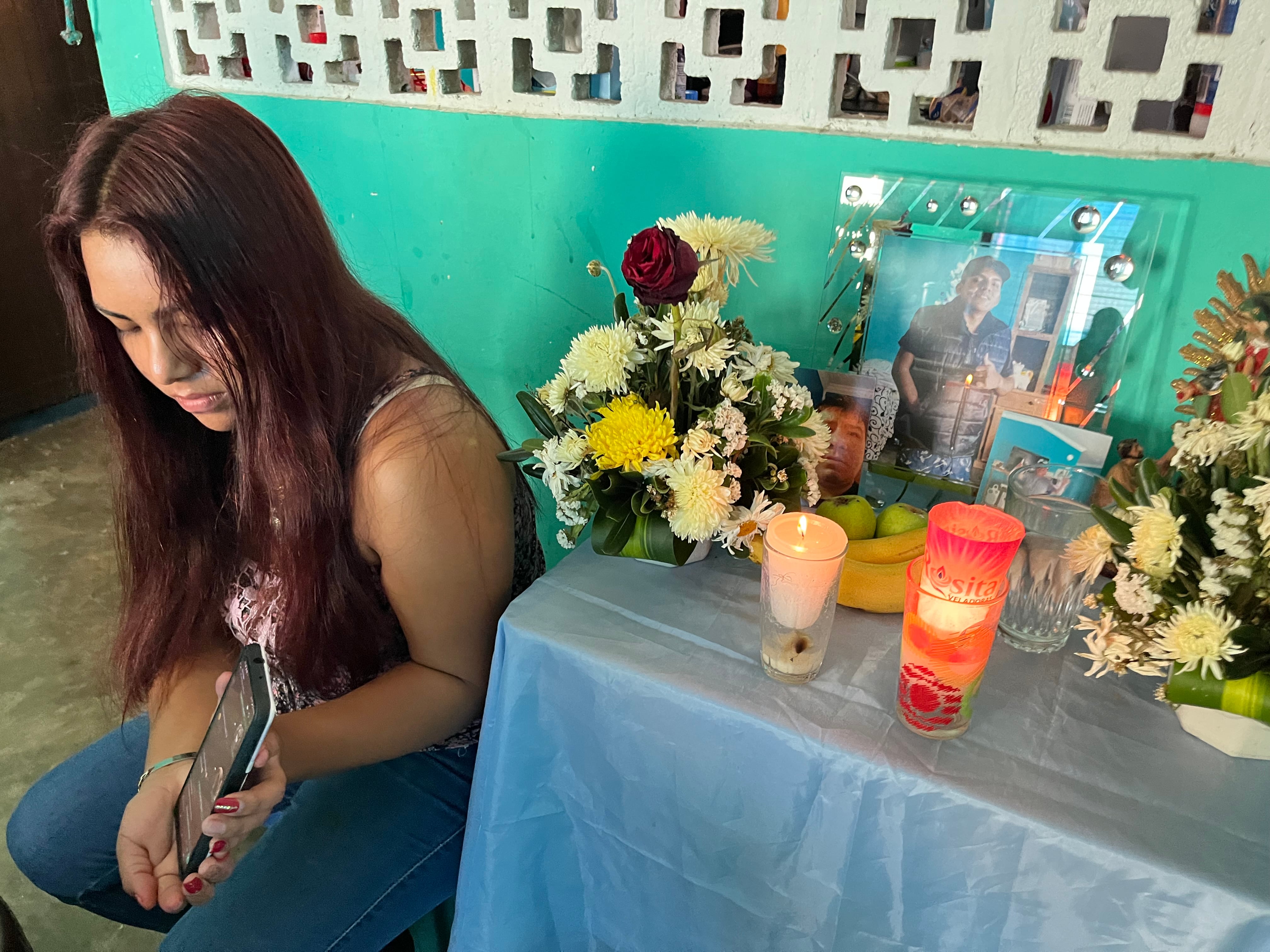 Rosa sostiene su celular con los mensajes que tuvo con su hermano Pablo, una de las 52 víctimas del tráiler de San Antonio, Texas