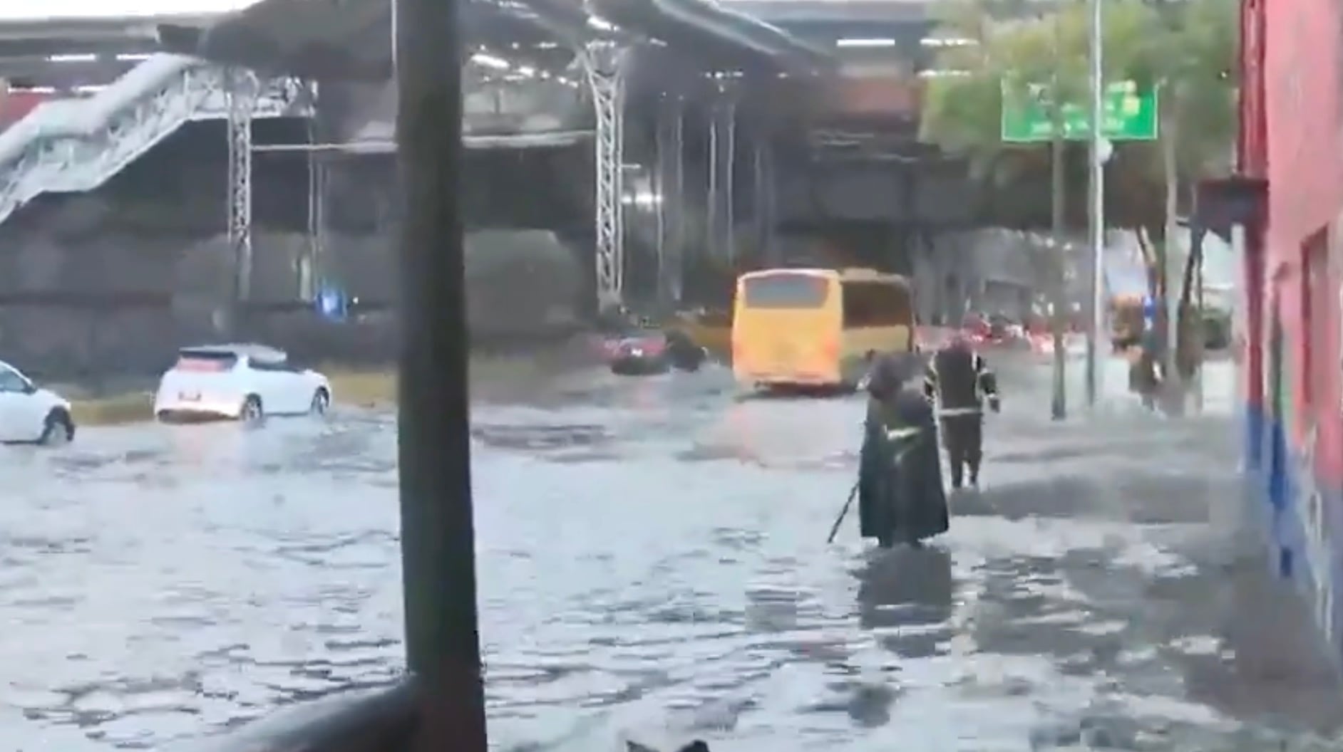 Inundación afuera del Metro Oceanía hoy 12 de agosto