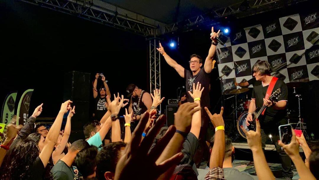 Ayres Sasaki, cantante