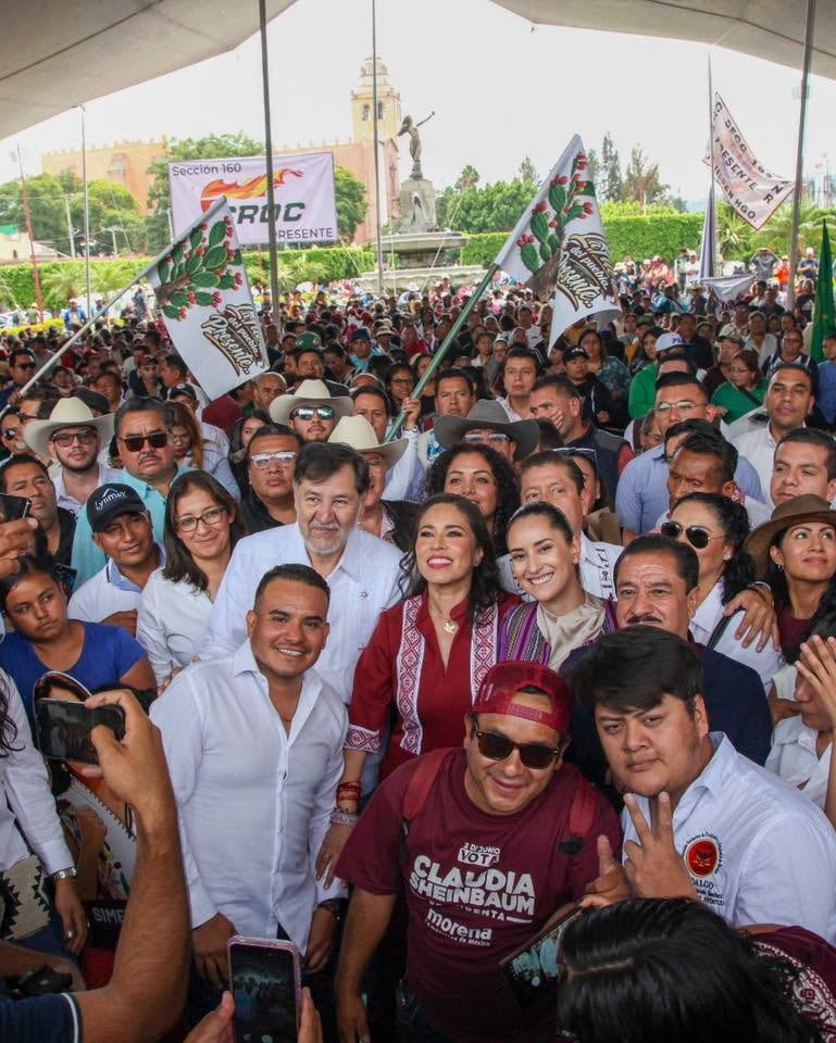 Simey Olvera presenta su informe junto a Tamara Henaine, imitadora de Claudia Sheinbaum