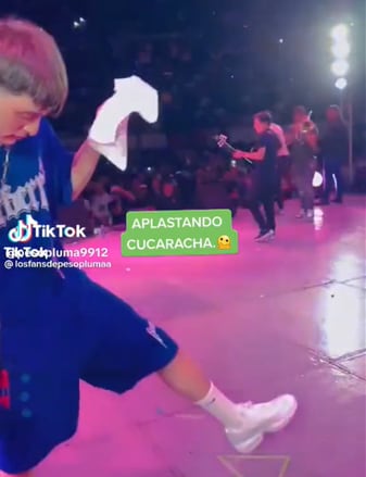 Peso Pluma mata a una cucaracha en pleno escenario