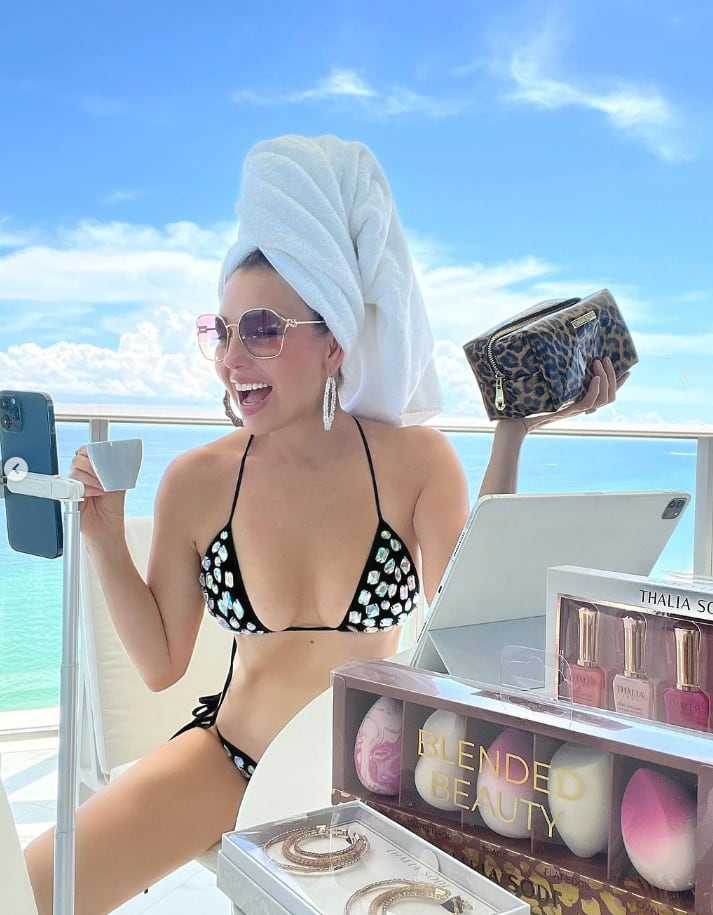 Thalía presume su espectacular figura en un bikini negro