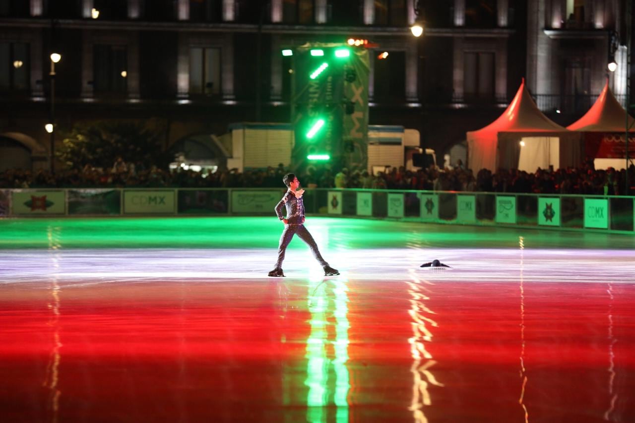 Donovan Carrillo durante la inauguración de la pista de hielo 'Ecologísssima' de a CDMX.