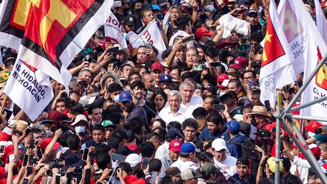 AMLO rodeado por millones en marcha del 27 de noviembre