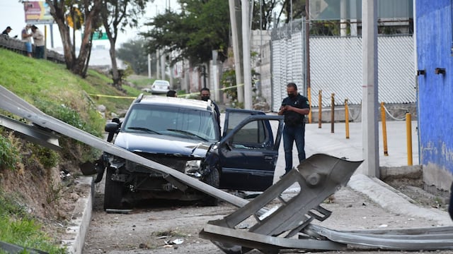 Camioneta con droga vuelca