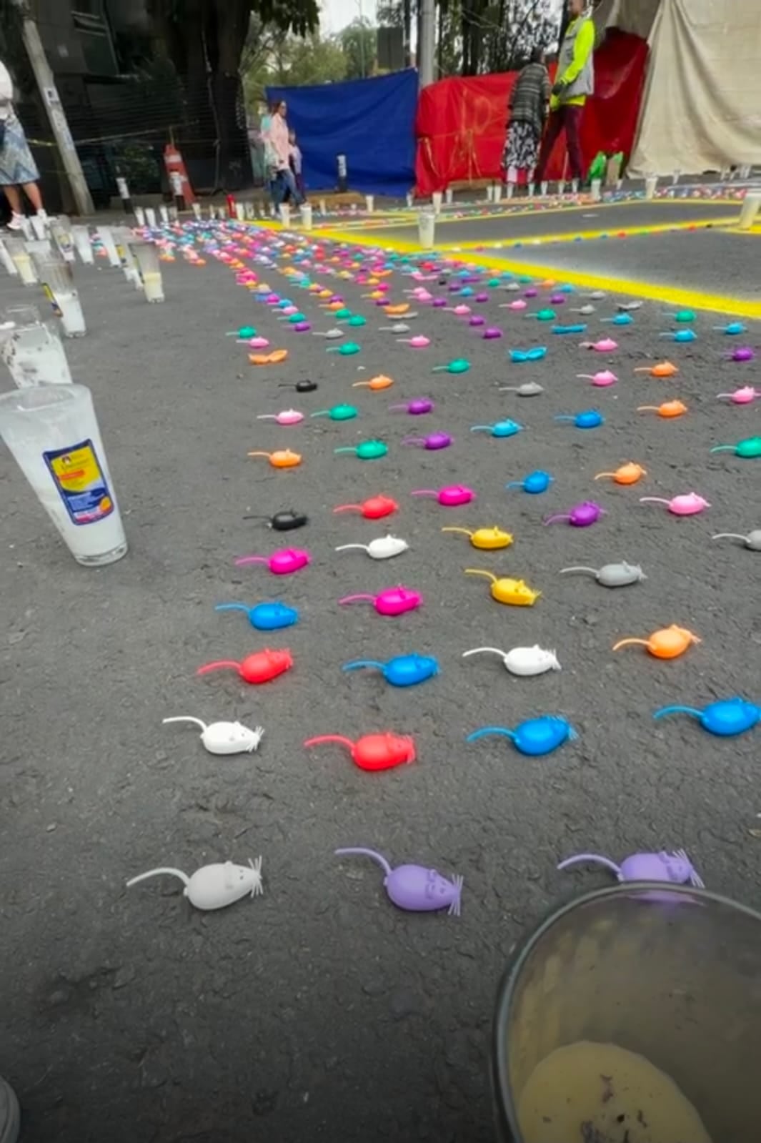 Protesta por dientes de leche llega a la FGR con 1,600 ratoncitos de plástico