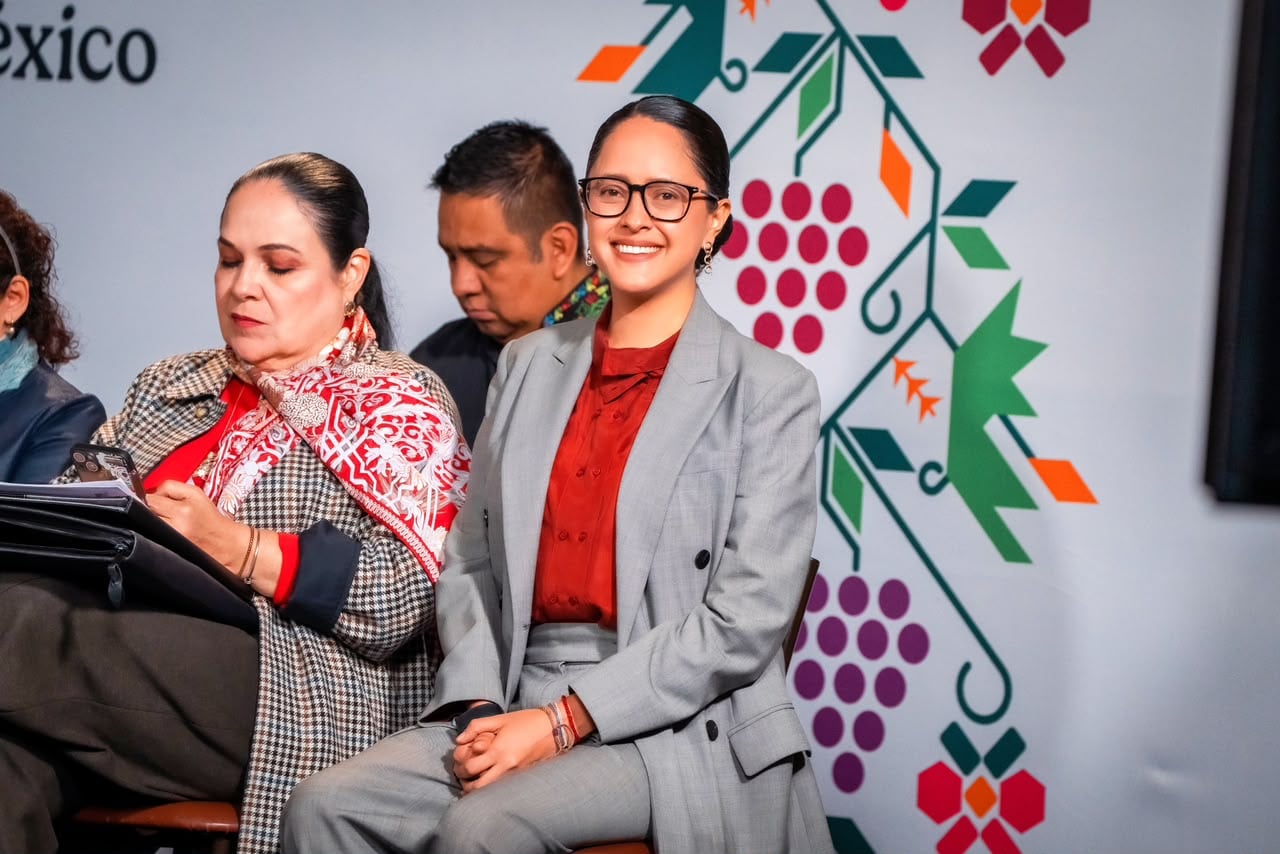 Gaby Osorio y Claudia Sheinbaum en la Mañanera del Pueblo