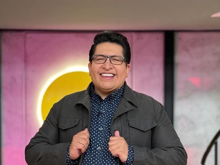 Álex Kaffie, conductor.