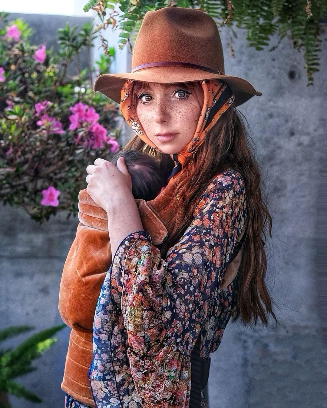 Natalia Téllez cargando a su hija Emilia