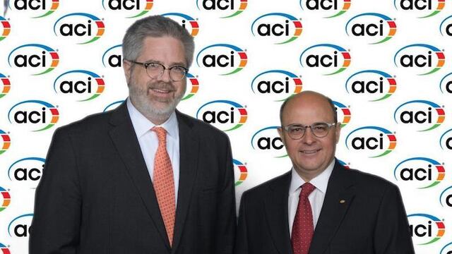 El ingeniero Sergio M. Alcocer (der.) al momento de recibir el reconocimiento.