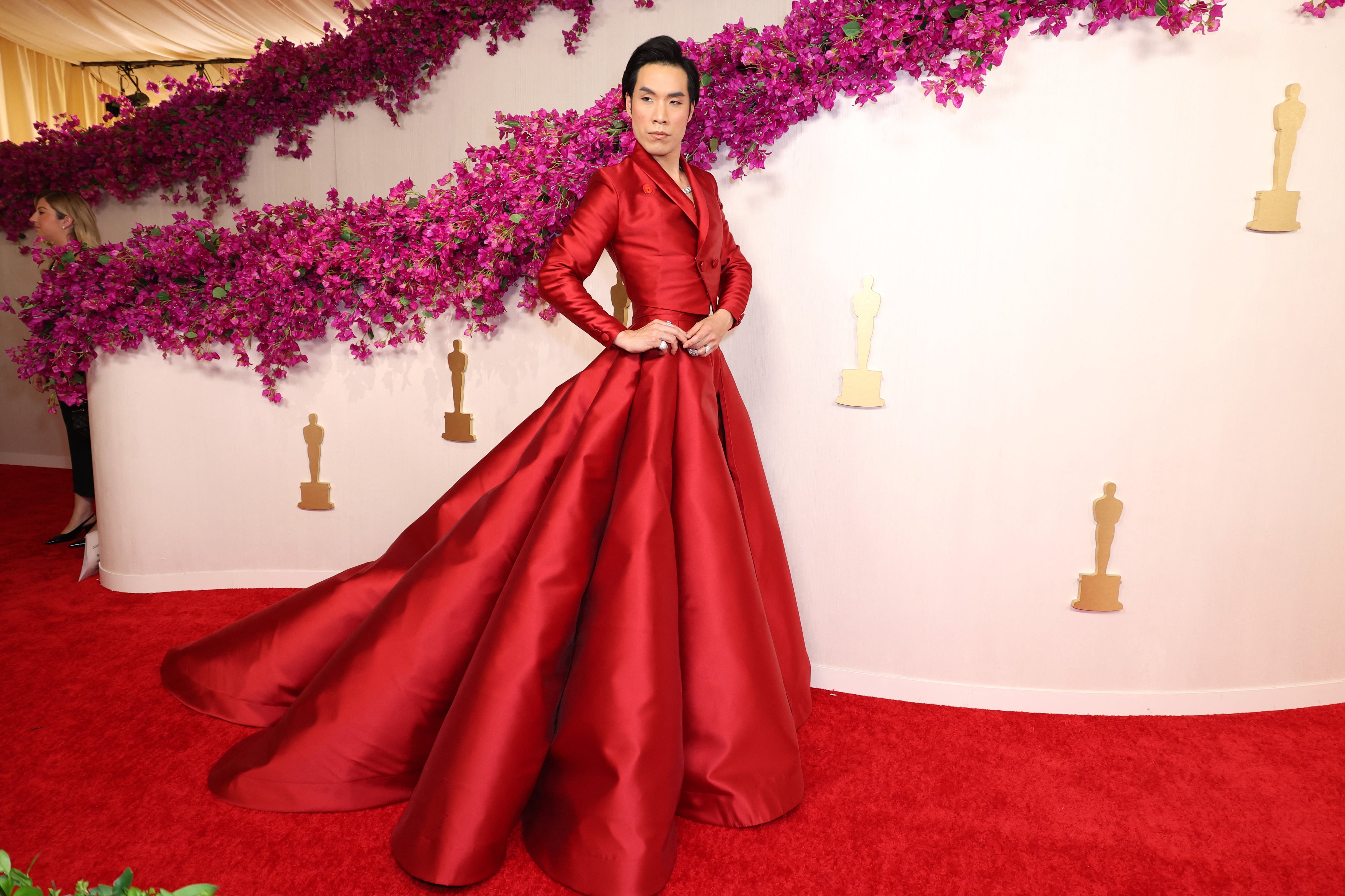 Premios Oscar 2024: Eugene Lee Yang arrasó en la alfombra con un dramático vestido