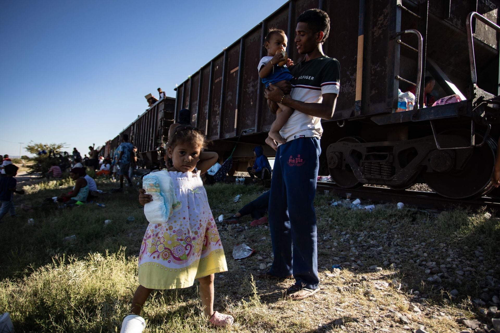 Migrantes de diferentes países se trasladan por México sobre vagones de la "Bestia"