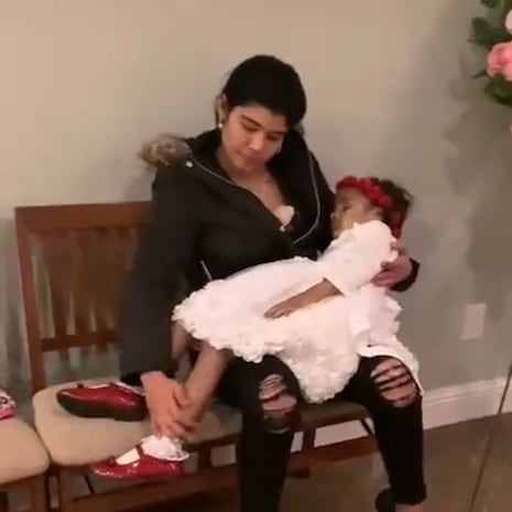 Madre saca a su hija del ataúd para arrullarla por última vez
