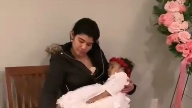 Madre carga a su hija fallecida para despedirse de ella