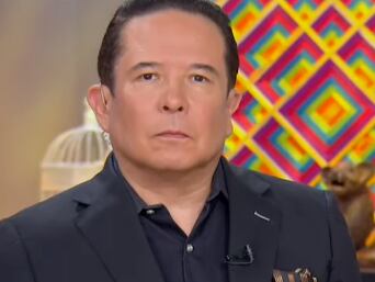 Gustavo Adolfo Infante al oír palabras de Joanna Vega-Biestro.