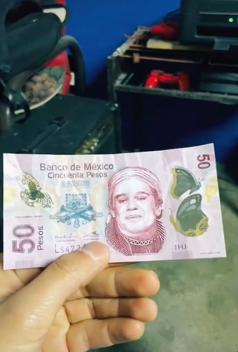 Billete falso de 50 pesos con cara de Juan Gabriel