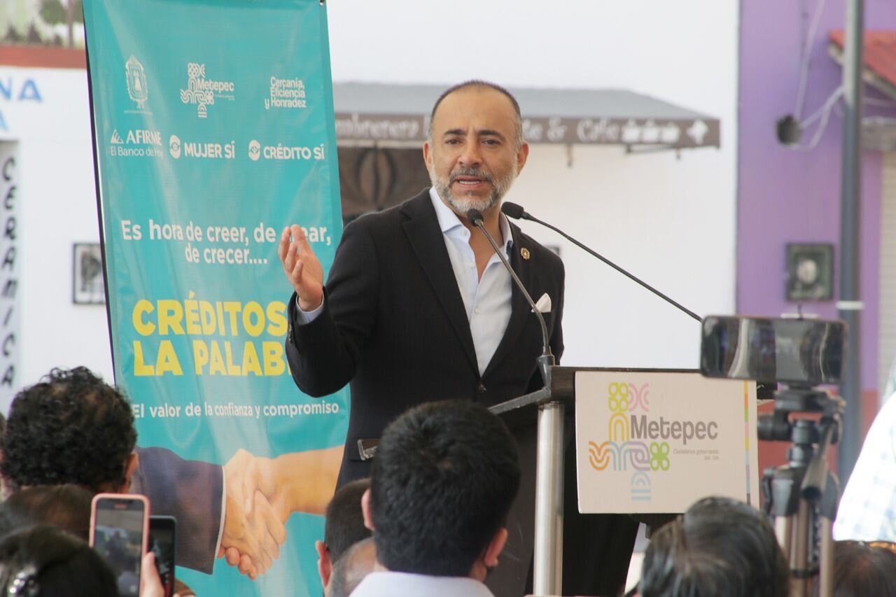 Fernando Flores, alcalde de Metepec, realiza primera entrega de Créditos a la Palabra Afirme