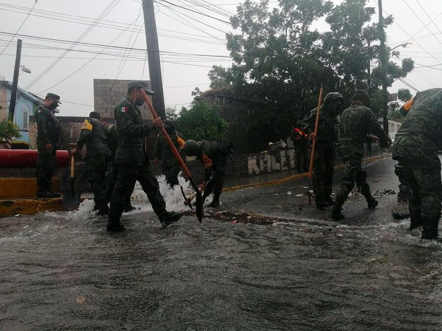 Militares en rescates.