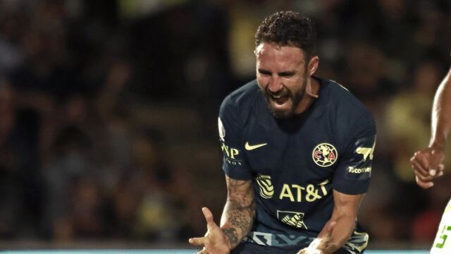 Miguel Layún en un partido con el Club América