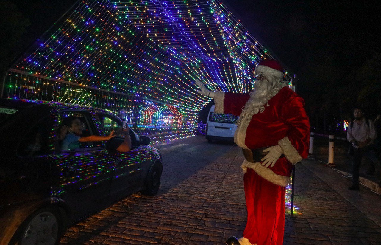 Santa Claus en el recorrido de luces navideñas de Cancún.