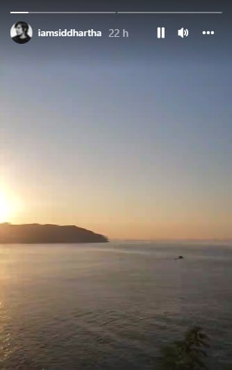 Siddhartha en la playa con Yuya y Mar.