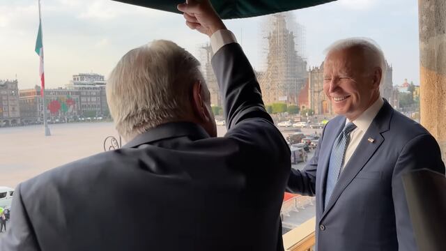 AMLO le enseña a Joe Biden a tocar la campana