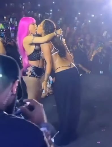 Yailin La Más Viral se besa con Tokischa