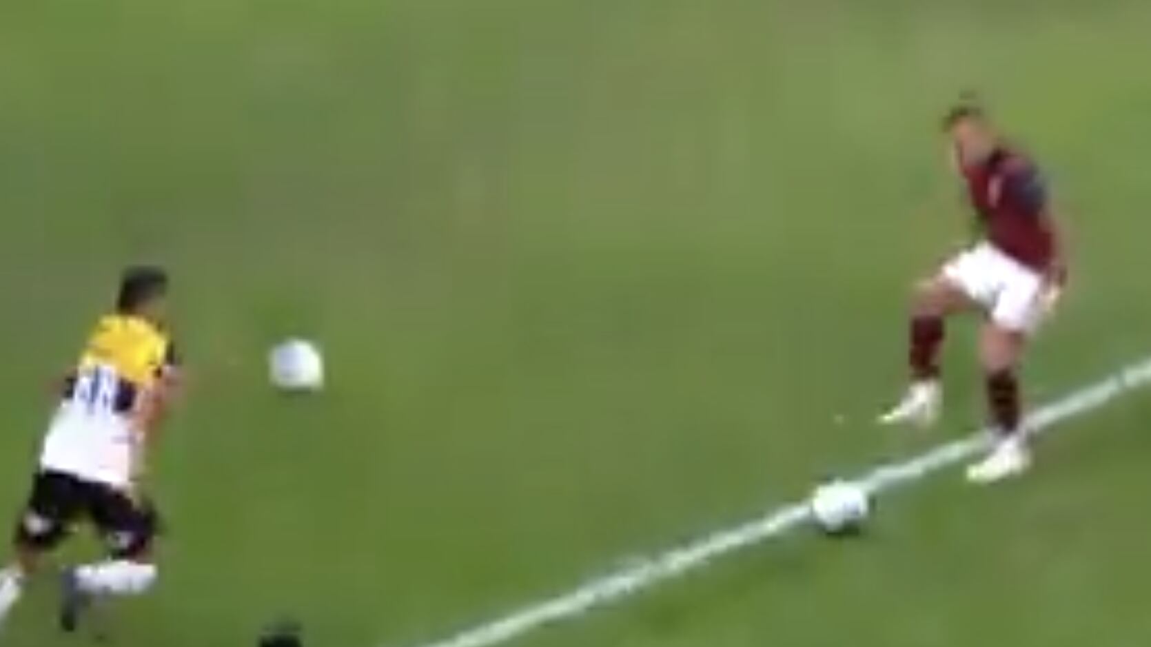 Dos balones y un penal: Así fue la jugada más extraña en la historia de la liga de Brasil