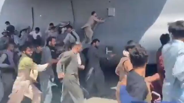 Civiles se cuelgan de avión para intentar huir de Afganistán