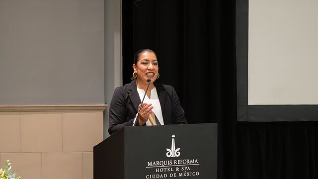 Arely Velasco Muñoz ganadora de la Presea Tony Gutiérrez