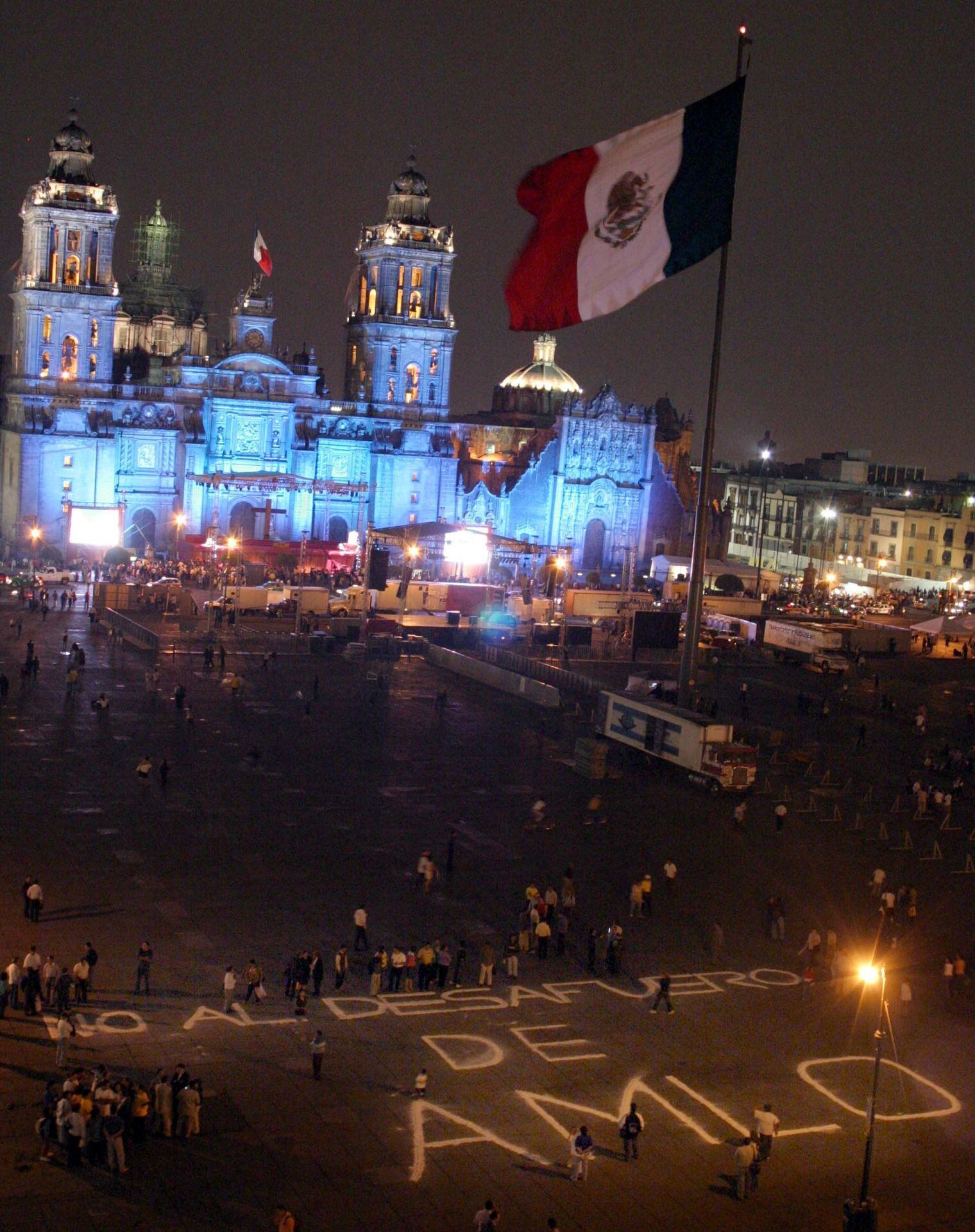 Simpatizantes escribieron la frase "No al Desafuero AMLO" en la explanada del Zócalo Capitalino