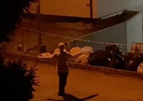 Mujer que baila en la oscuridad