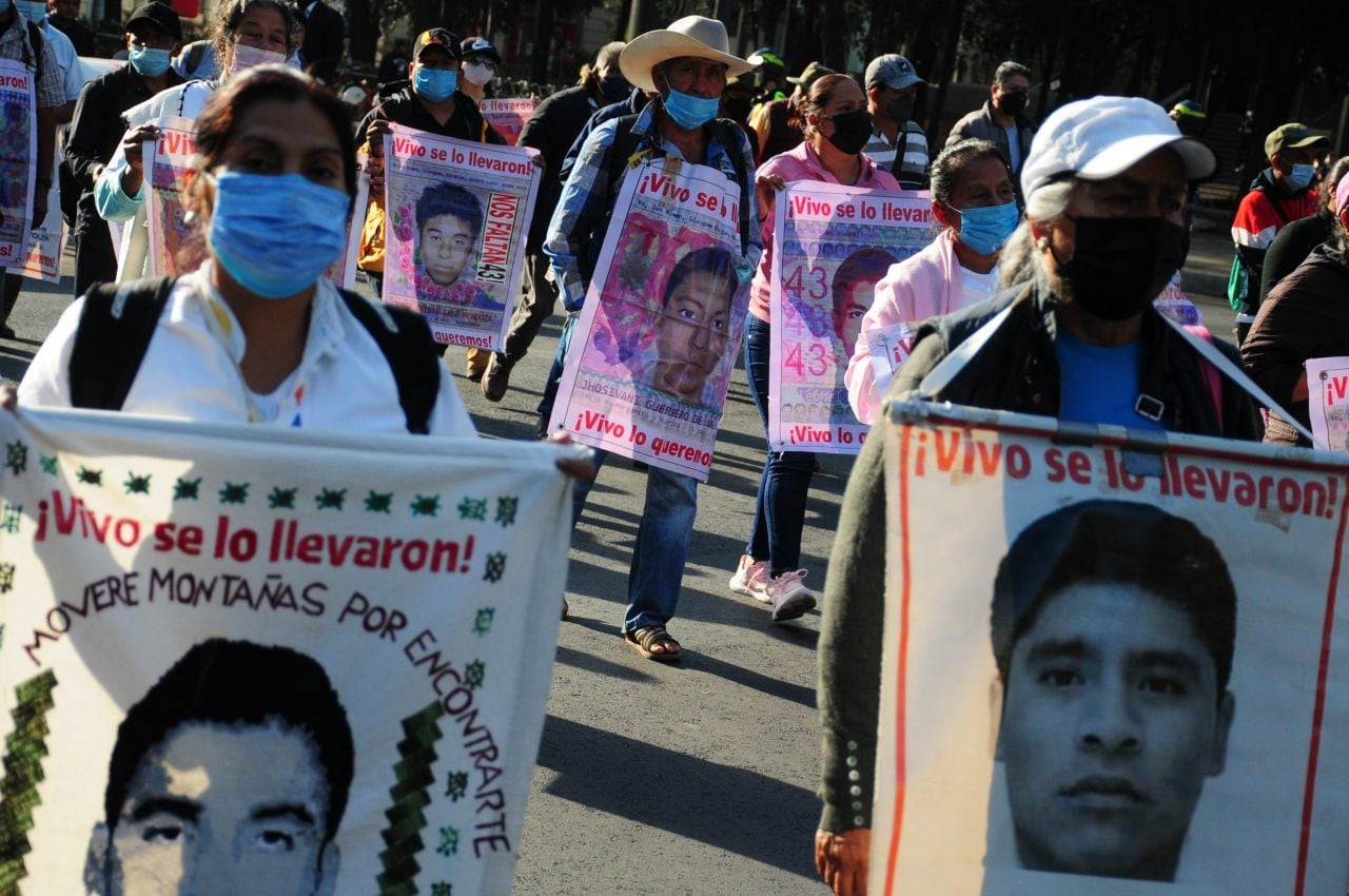 Madres y padres de los 43 normalistas de Ayotzinapa