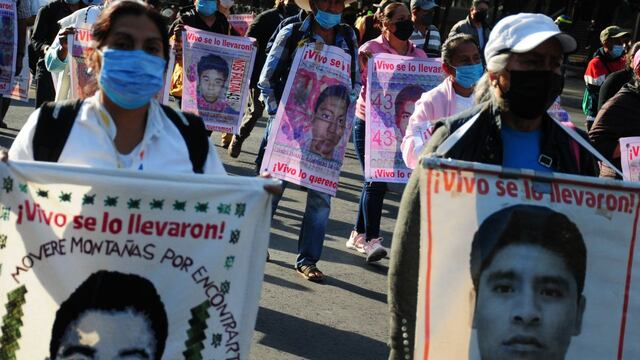 Madres y padres de los 43 normalistas de Ayotzinapa