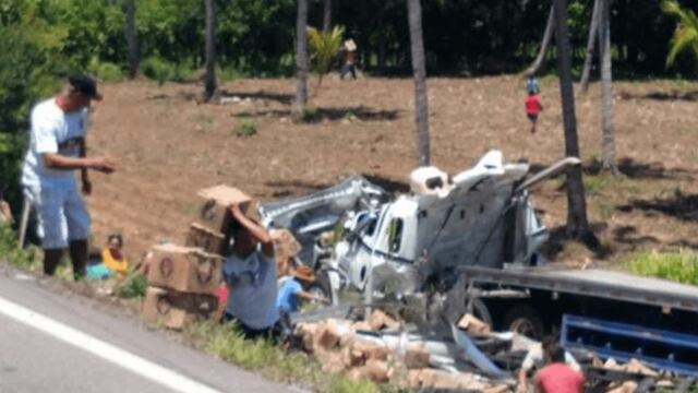 Trailer volcado sobre la carretera Pinotepa-Acapulco.