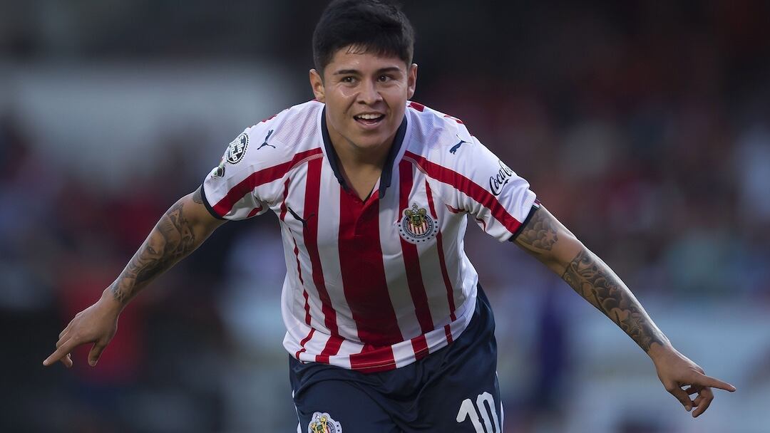 Chofis López renovó contrato con las Chivas