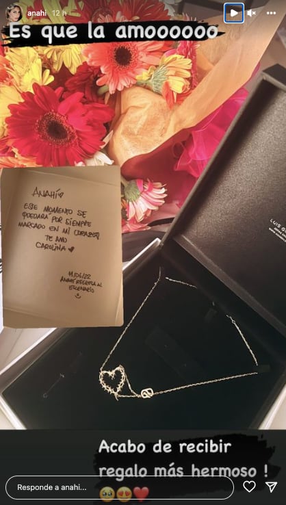 Anahí recibe regalo de Karol G