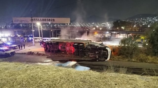 Volcadura de tráiler en Avenida López Portillo de Cuautitlán Izcalli