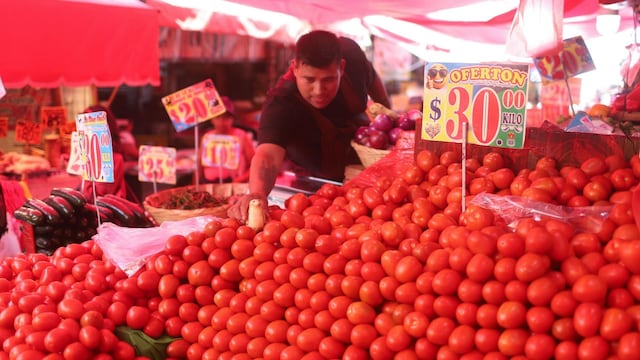 La inflación en México en la primera quincena de septiembre se elevó por el jitomate, cebolla y colegiaturas en varios niveles.