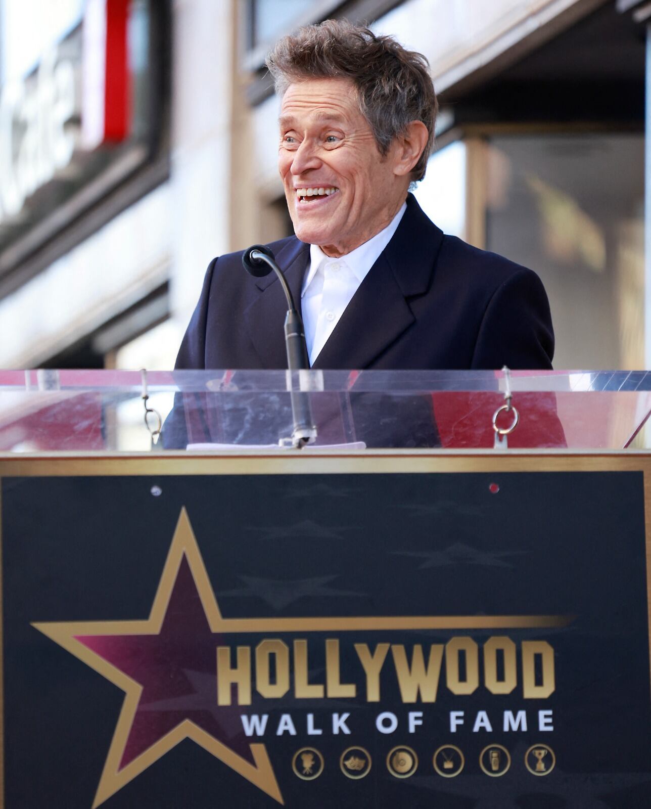 Willem Dafoe con su estrella en el Paseo de la Fama de Hollywood