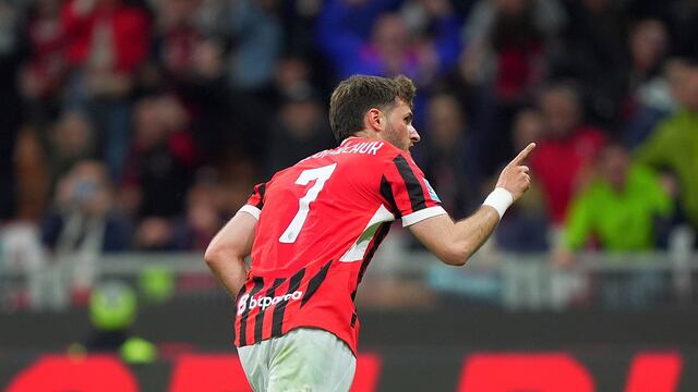 Santiago Giménez en el AC Milan vs Bolonia.