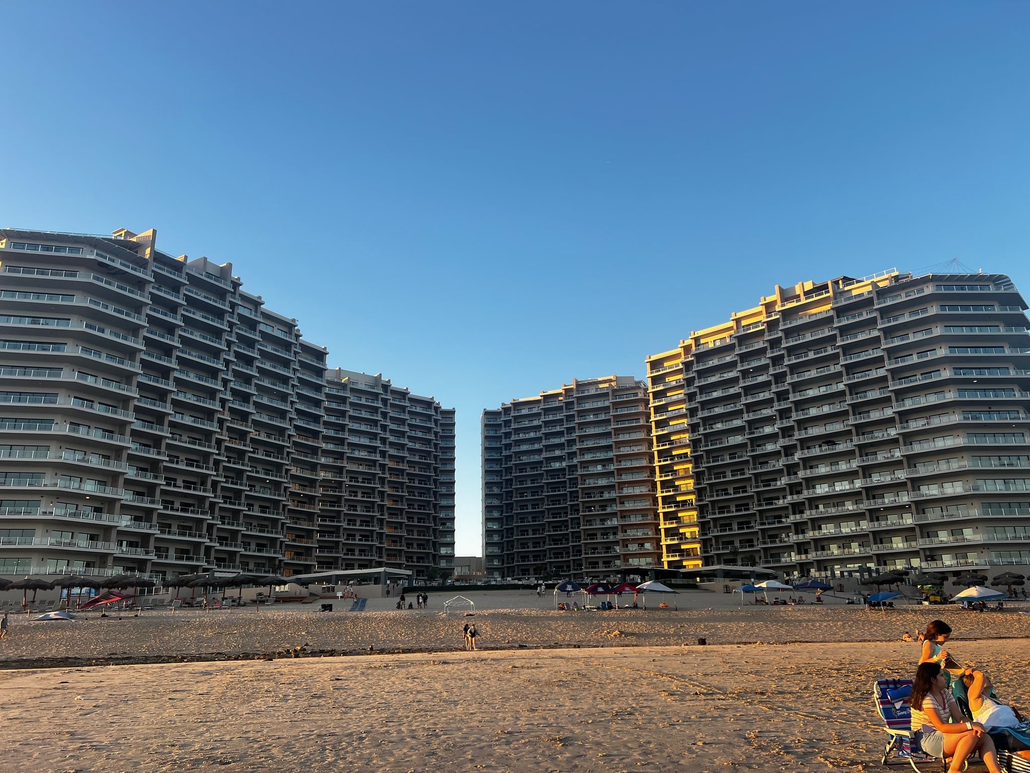 Niña de 5 años muere al caer del piso 12 de un hotel en Puerto Peñasco