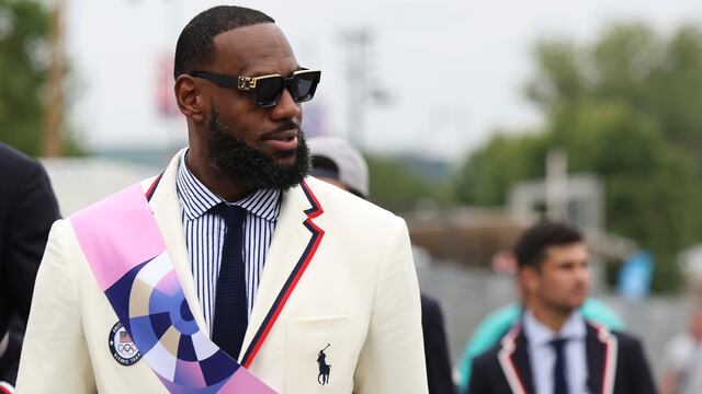 LeBron James, abanderado de Estados Unidos en los Juegos Olímpicos 2024.