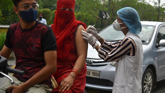 Los casos de Covid-19 en India han disminuido luego de 25 días con más de 300 mi casos