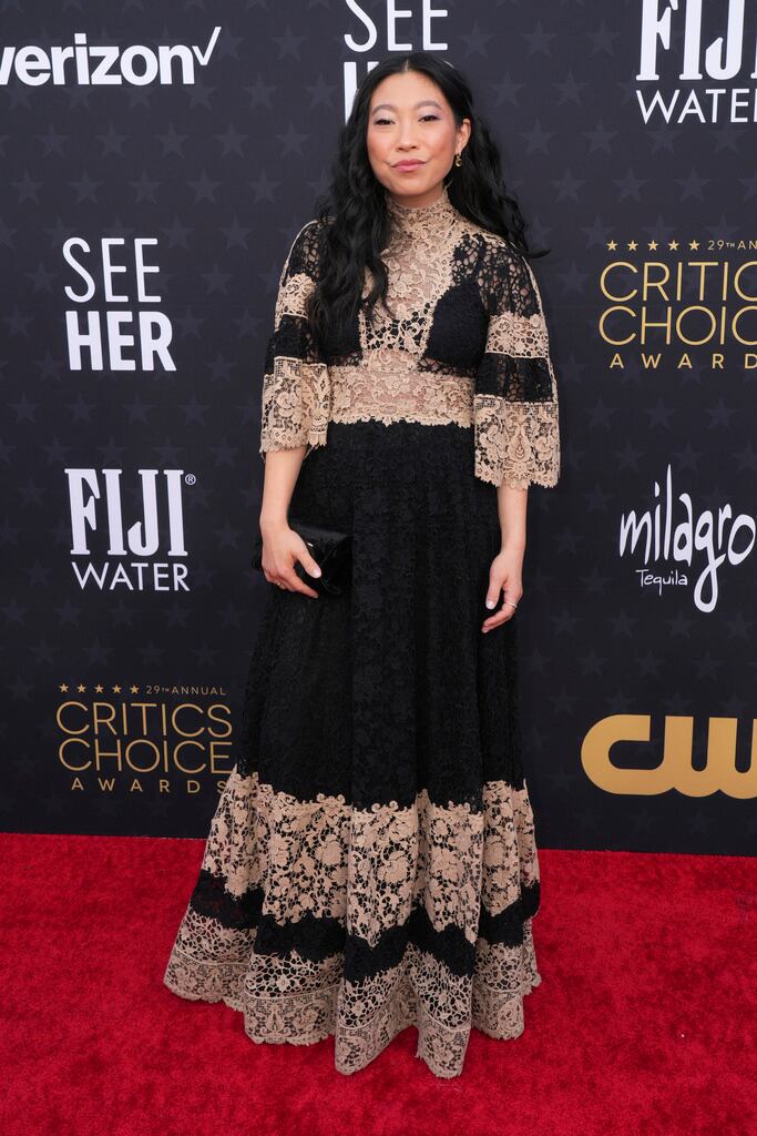 Awkwafina llega a los  Critics Choice Awards 2024.