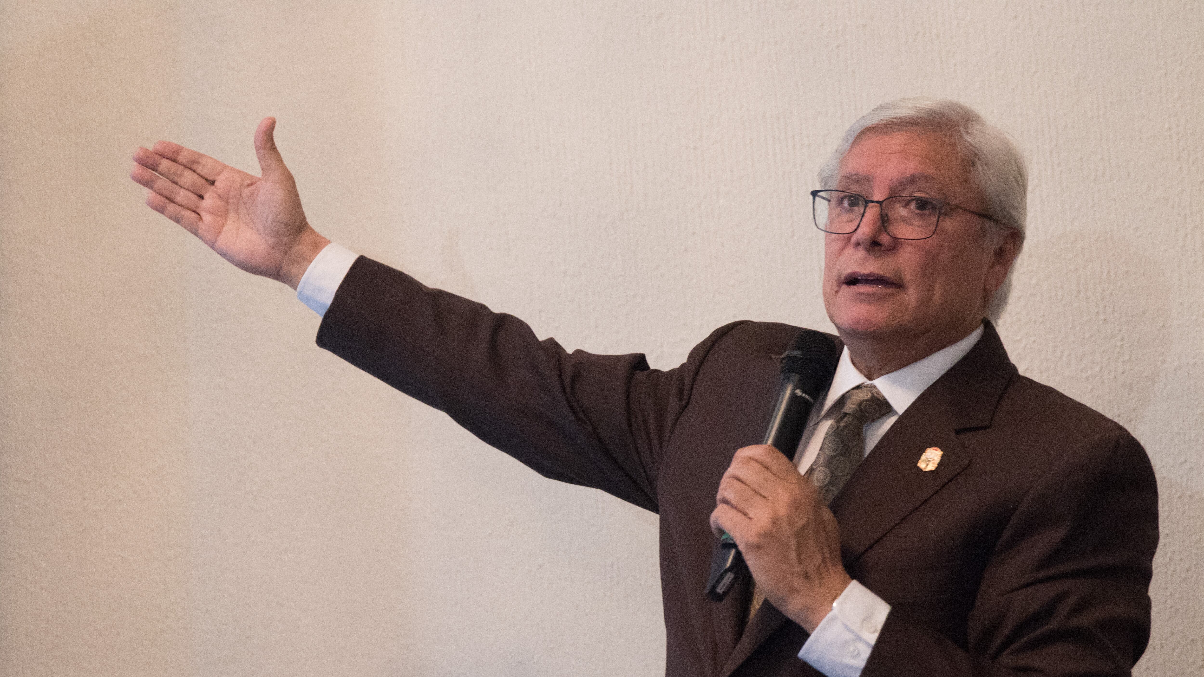 Jaime Bonilla muestra convocatoria por 5 años; Lorenzo Cordova dice que fue impugnada