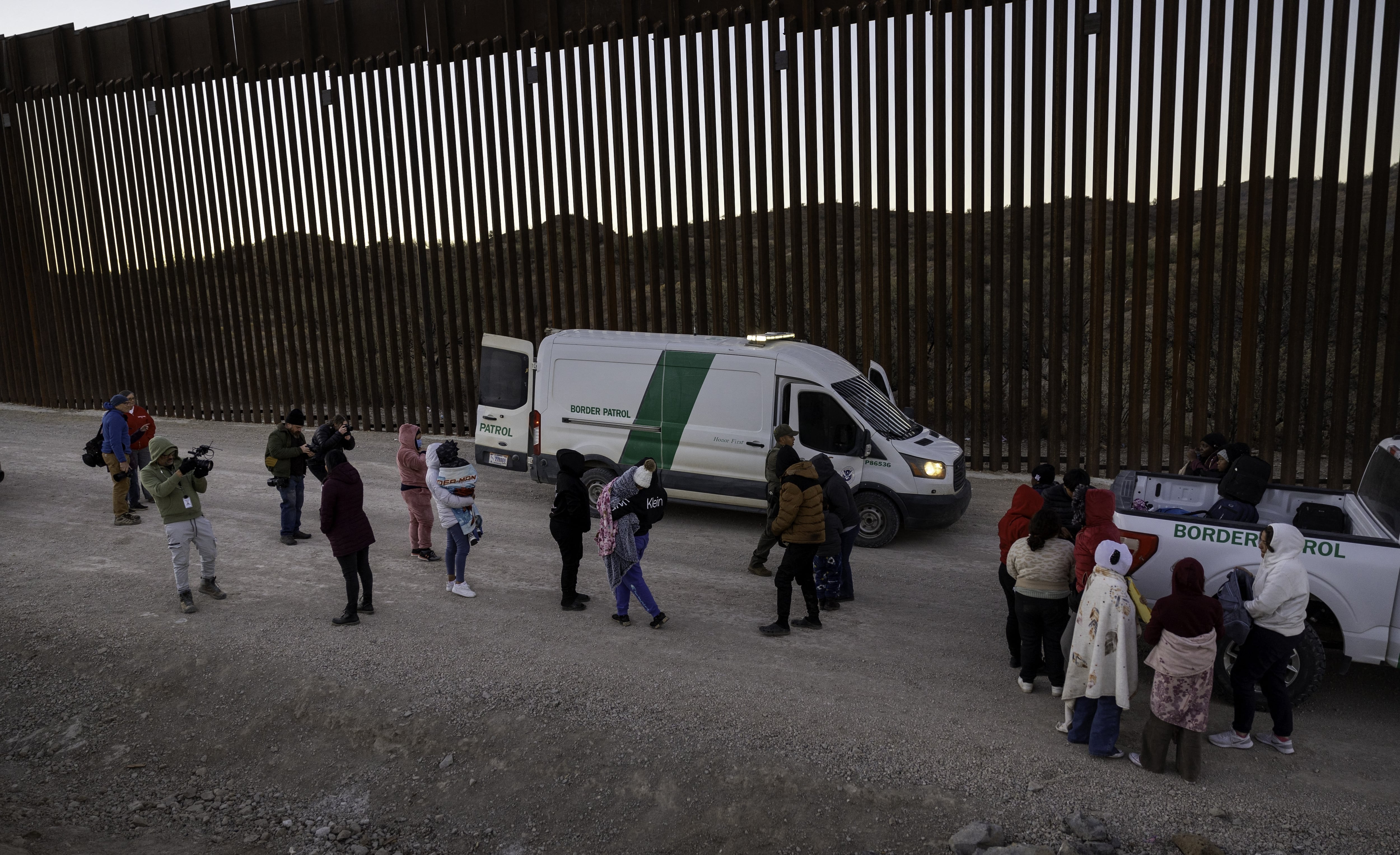 Migrantes son detenidos por elementos de la Patrulla fronteriza