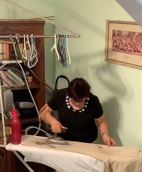 Mujer le escupe a la ropa cuando plancha