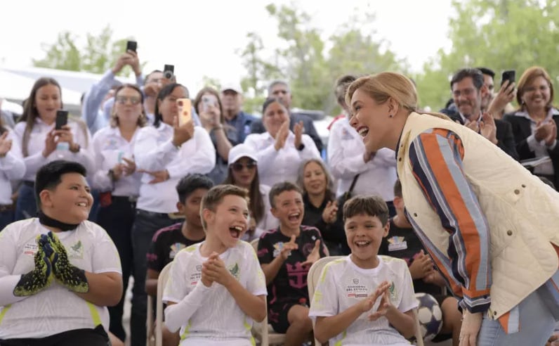 Maru Campos inaugura cancha de futbol en Janos