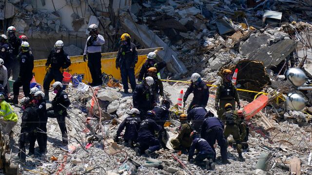 Rescatistas trabajan sobre los escombros de la parte del edificio residencial Champlain Towers South